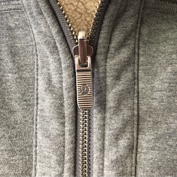 Authentic LULULEMON reverse Hoody. Size 6. Worn a few times. Excellent condition - Picture 3 of 7